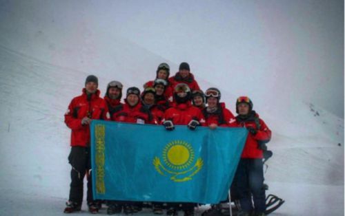 Одноногий парень спасает туристов на горнолыжном курорте Казахстана.